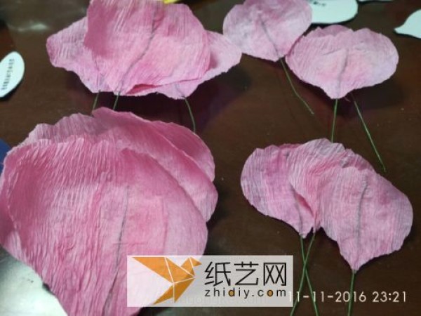 Use crepe paper to make peonies. Creative handmade paper art illustration tutorial