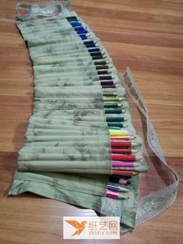 Make a colored pencil case as a New Year gift