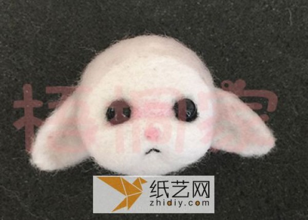 A cute little bunny made of wool felt. You can DIY it as a gift for your girlfriend on Valentine’s Day.