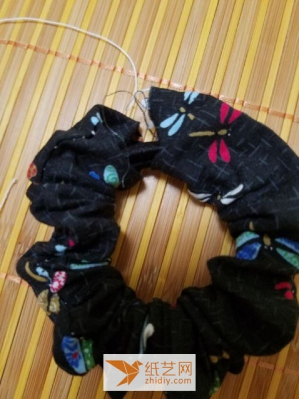 Tutorial on making cute fabric hair ties for Christmas gifts in three minutes