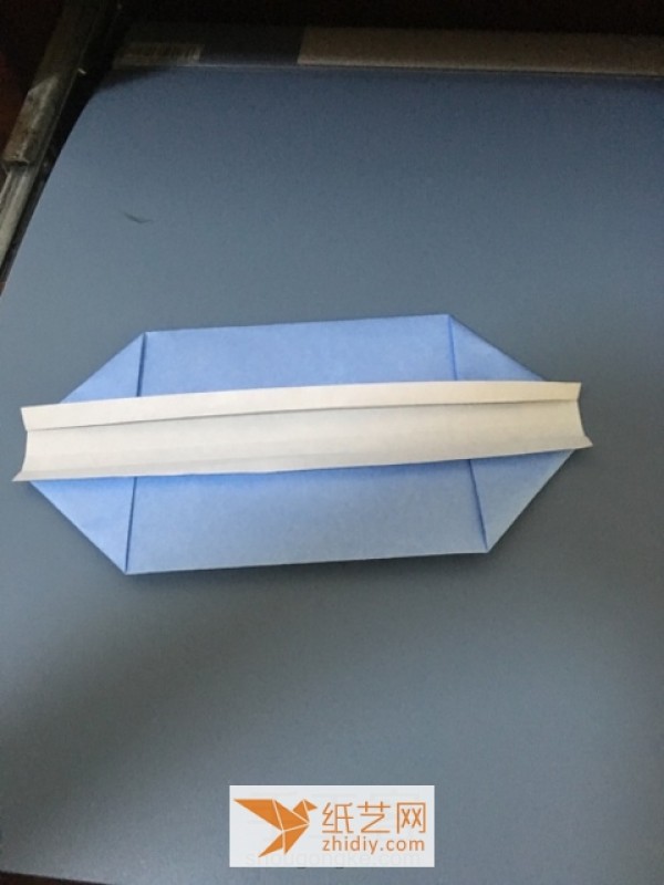 A simple tutorial for making an origami box with small white edges. Beautiful origami storage boxes can also be made easily.