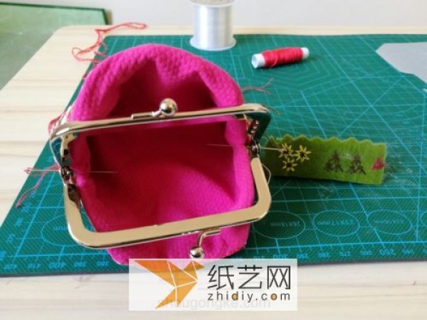 Tutorial on how to make a classic fabric coin purse and gold bag as a Mother’s Day gift