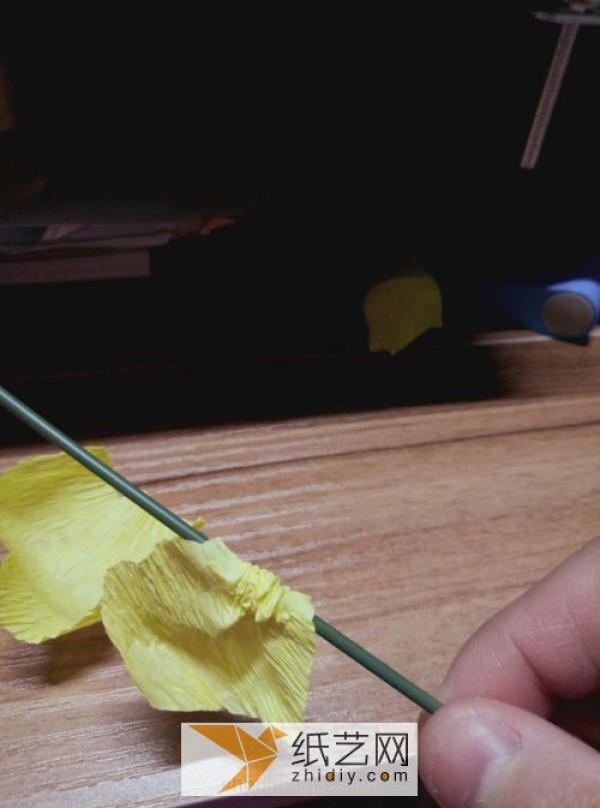 Illustrated tutorial on how to make a paper rose using crepe paper. A guide to making paper roses.