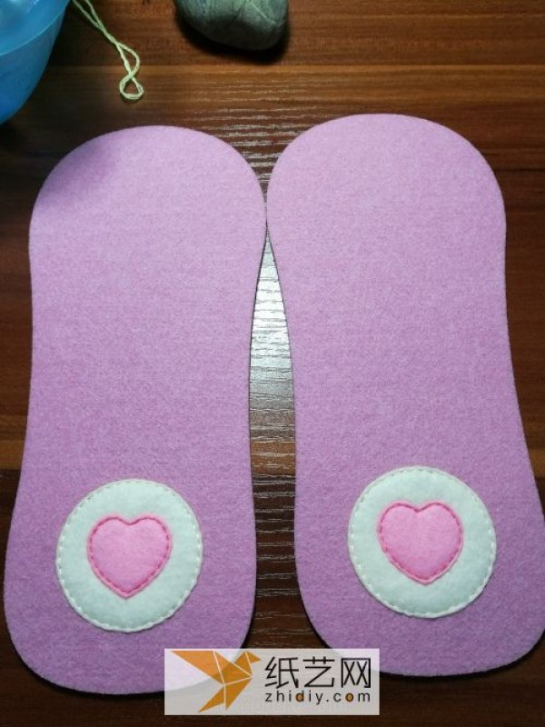 Tutorial on making a pair of cute non-woven slippers. A warm New Year gift.