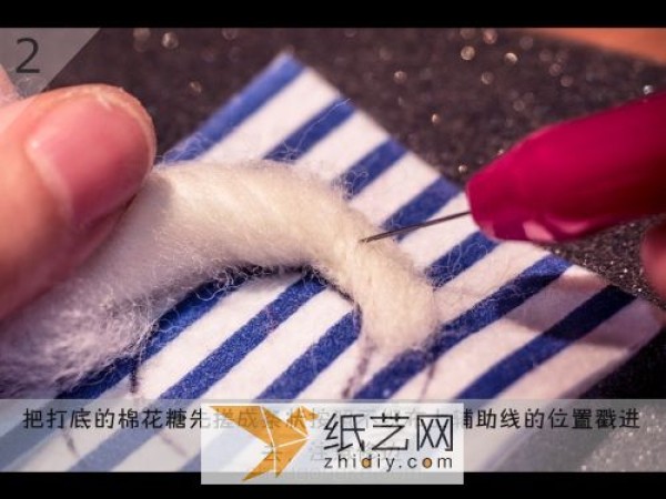 Tutorial on how to make a Christmas-style wool felt brooch. Poke Le is so domineering.