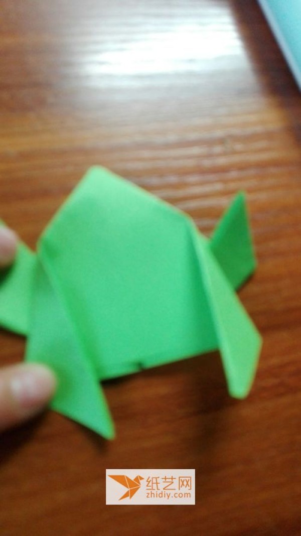 Kindergarten origami jumping frog