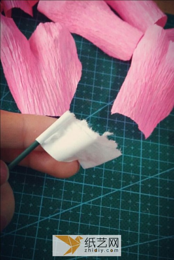 How to make crepe paper roses. Simple handmade paper roses with illustrated step-by-step tutorials.