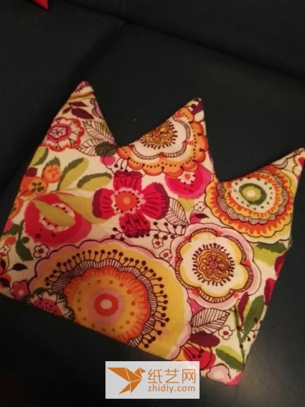 DIY fabric crown pillow tutorial, a New Year gift for your baby