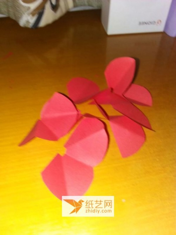 Paper piecing tutorial teaches you step by step how to make simple paper flowers.