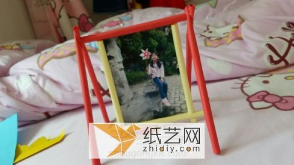 Swing DIY photo frame made from paper rolls