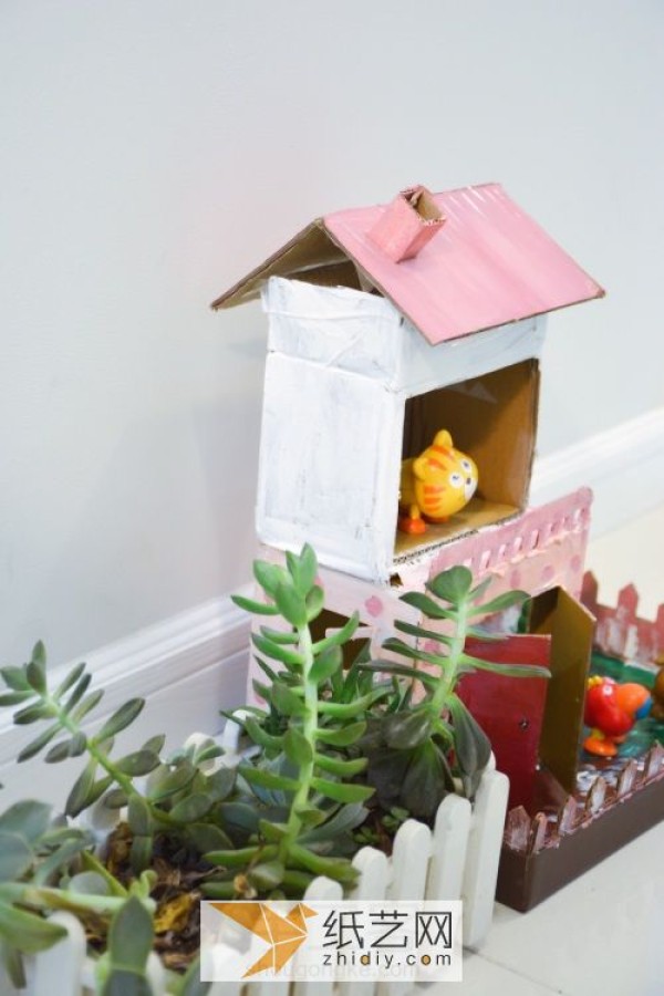 Turn express boxes into treasure to make DIY cabin Children’s Day gifts