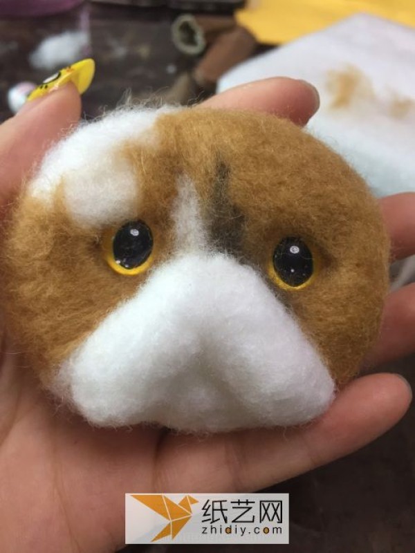 Handmade tutorial on poking aggrieved cat face made from wool felt. Cute Christmas gift