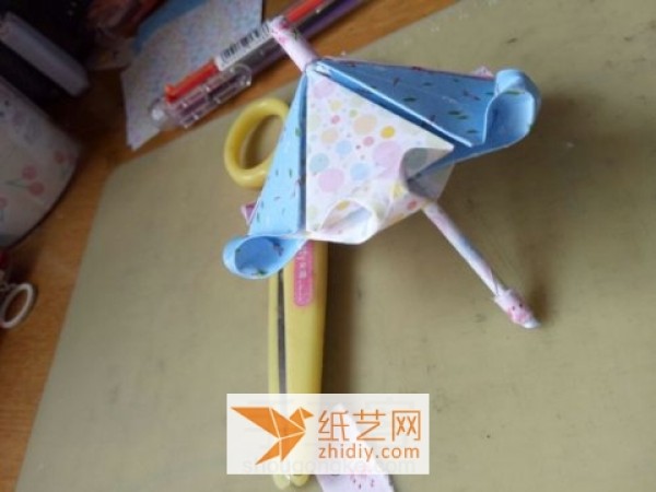 Illustrated tutorial on how to make an origami sun umbrella for girls.