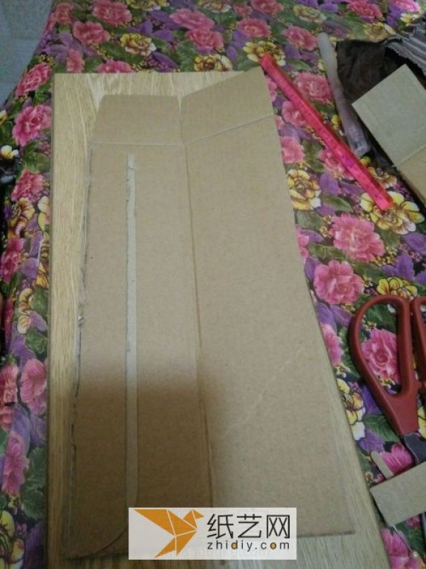 Turning express boxes into treasure to make a support frame for dolls