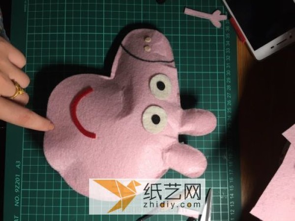 Tutorial on New Years gifts for Peppa Pig dolls made of non-woven fabric