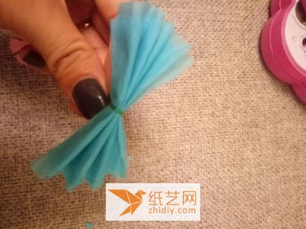 DIY paper rose making tutorial using crepe paper for Christmas