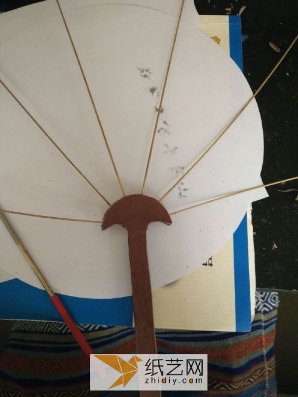 In the hot summer, turn waste into treasure and make a cool paper fan