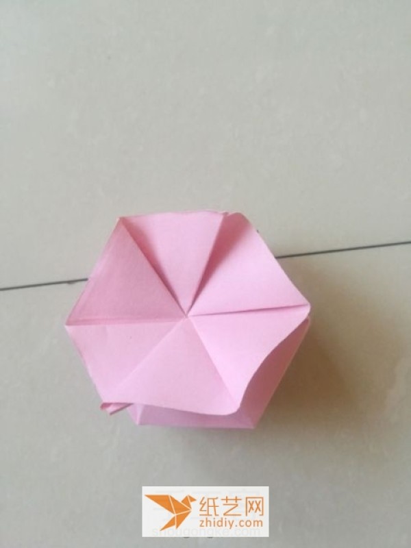 Tutorial on making a hexagonal flower origami lid for a Valentines Day gift box