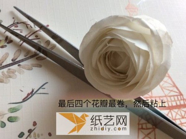 Paper art flowers made of hand-kneaded paper, pure white roses, kept as Valentine’s Day gifts for the goddess