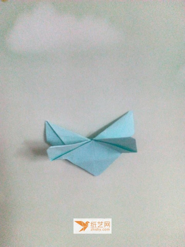 Illustrated tutorial on how to make handmade origami butterflies