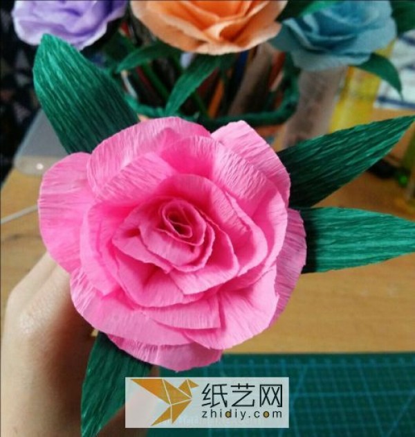 How to make crepe paper roses. Simple handmade paper roses with illustrated step-by-step tutorials.