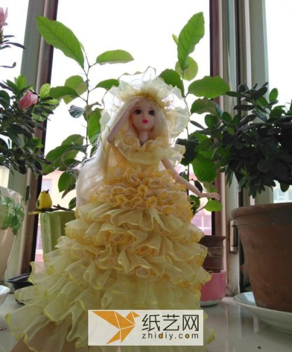 Make a beautiful wedding dress for your doll as a wedding gift for your friends