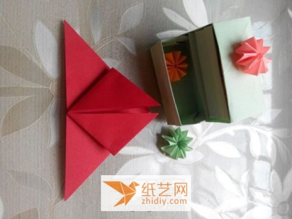 The best solution for Valentine’s Day is this simple origami rose making tutorial.