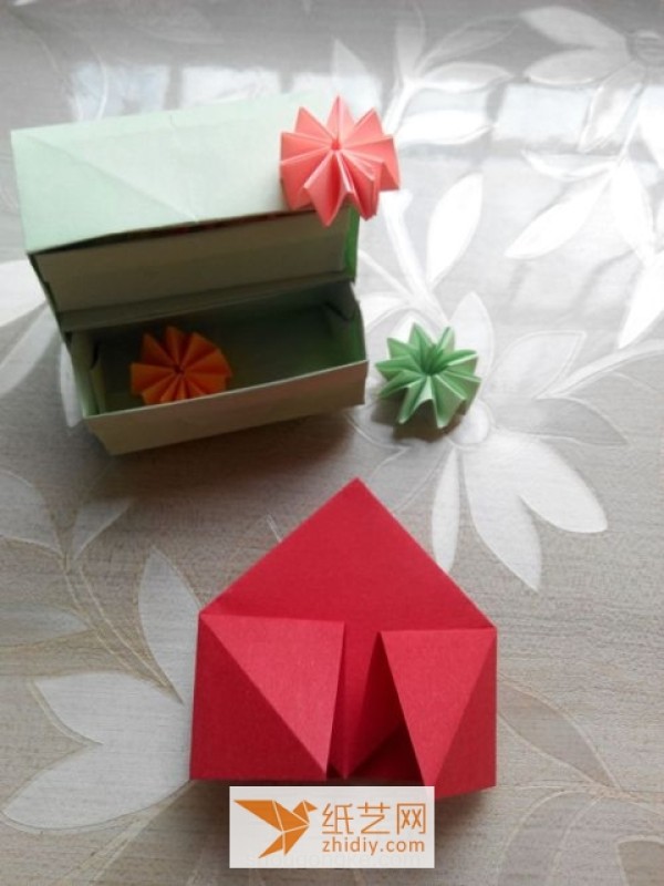 The best solution for Valentine’s Day is this simple origami rose making tutorial.