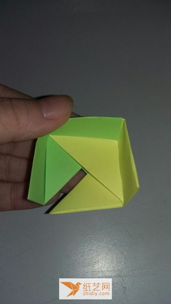 Tutorial on how to make a four-color origami gift box with a lid. It’s a great gift box for Teacher’s Day.