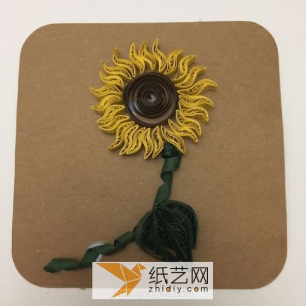 Step-by-step explanation on how to make paper sunflowers. An exquisite tutorial on paper-quilled handmade gifts.