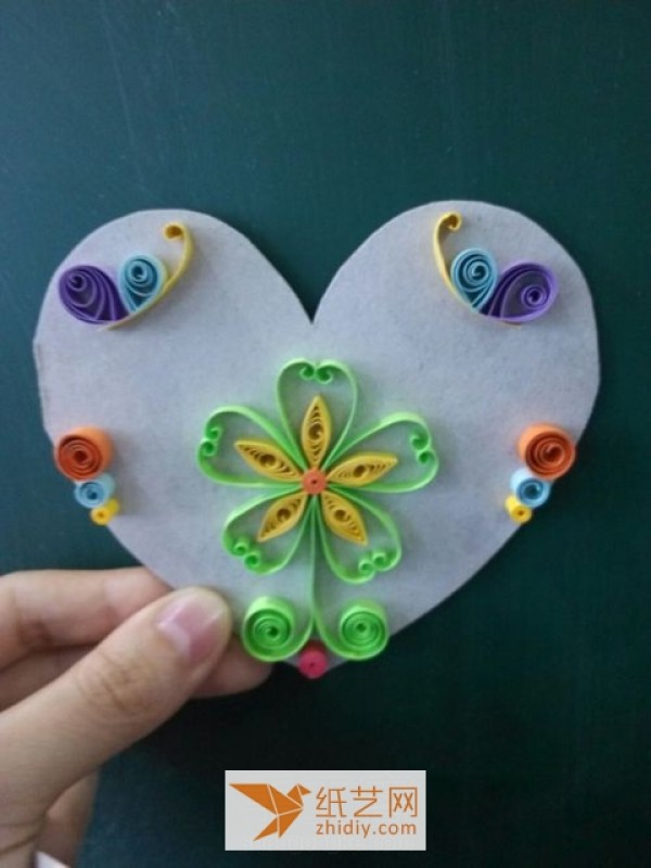 Illustration of tutorial on simple Valentine’s Day cards made from quilled paper