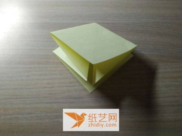 Tutorial on how to make an origami box shaped like a lily