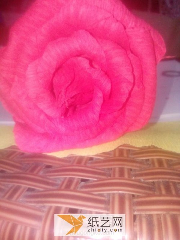 A simple illustrated tutorial on how to make exquisite paper roses using crepe paper. New ways to make paper roses.