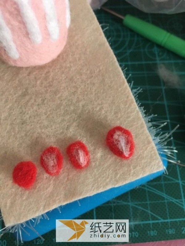 A no-fail illustrated tutorial for making strawberry cream cake with wool felt