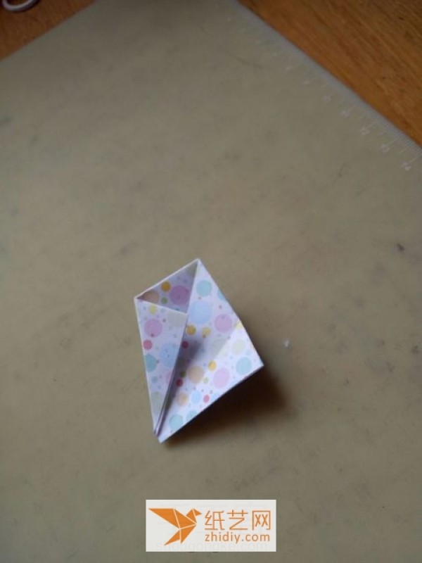 Illustrated tutorial on how to make an origami sun umbrella for girls.