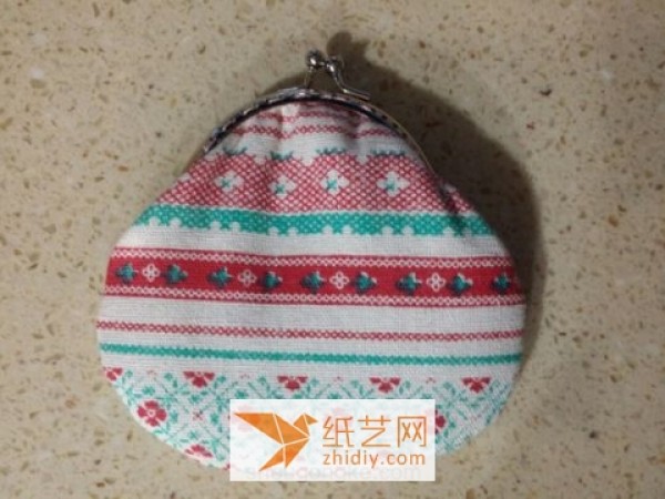 How to make a small and cute fabric coin purse.