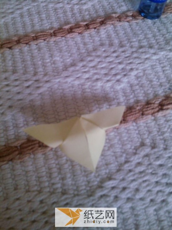 Simple origami method of small butterfly. Illustrated tutorial teaches you how to make butterfly origami.