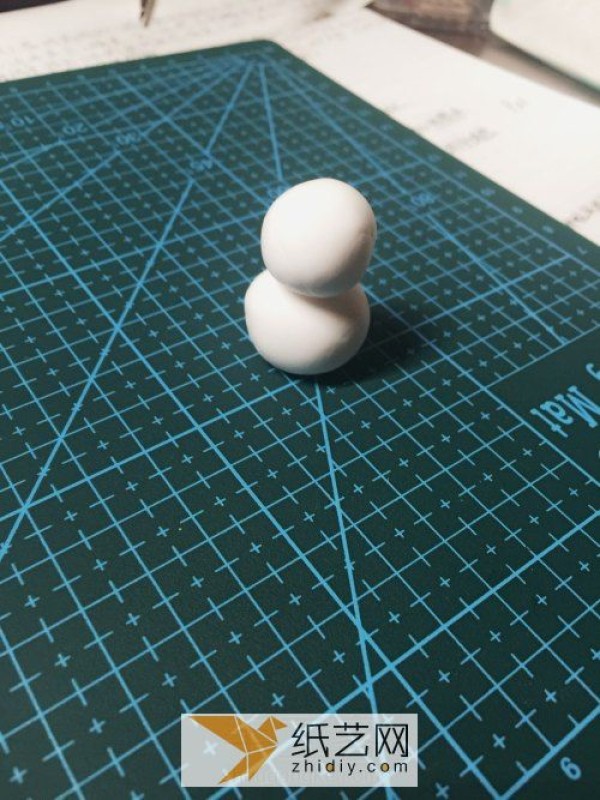 For Christmas gifts, you can make a small snowman out of ultra-light clay