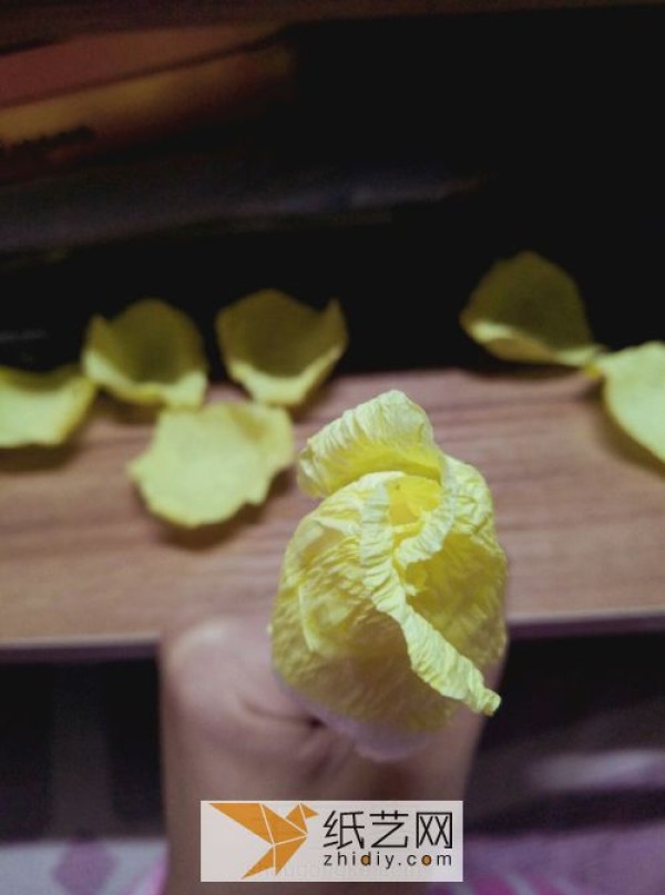 Illustrated tutorial on how to make a paper rose using crepe paper. A guide to making paper roses.