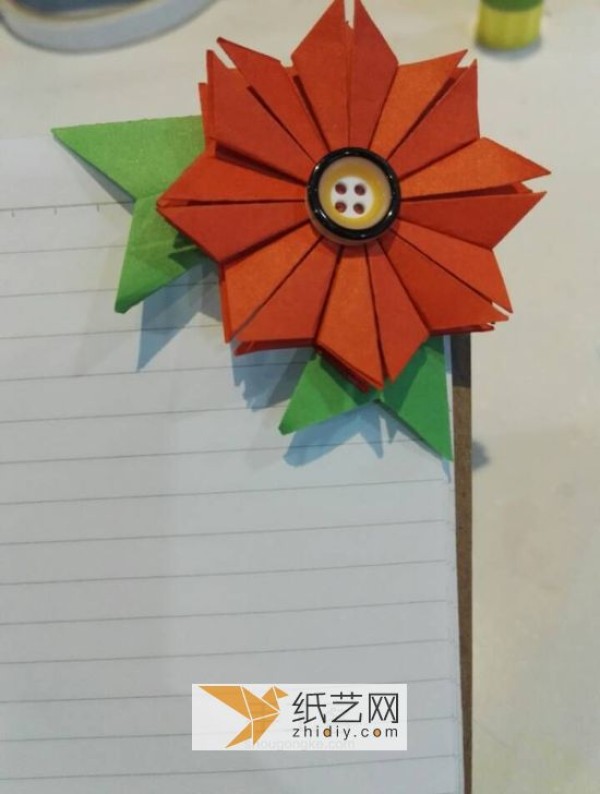 Illustrated tutorial on origami bookmarks in the shape of origami flowers. How to make a creative bookmark.