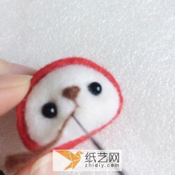 Illustrated tutorial on how to make a red panda pendant with cute wool felt. A birthday gift for your best friend.