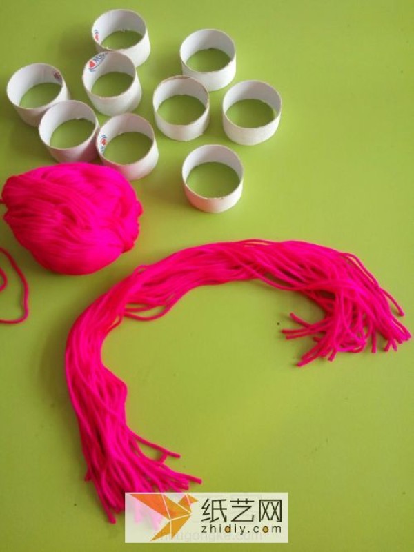 The simple knitting process of making a woolen hat can be regarded as a small production that turns waste into treasure