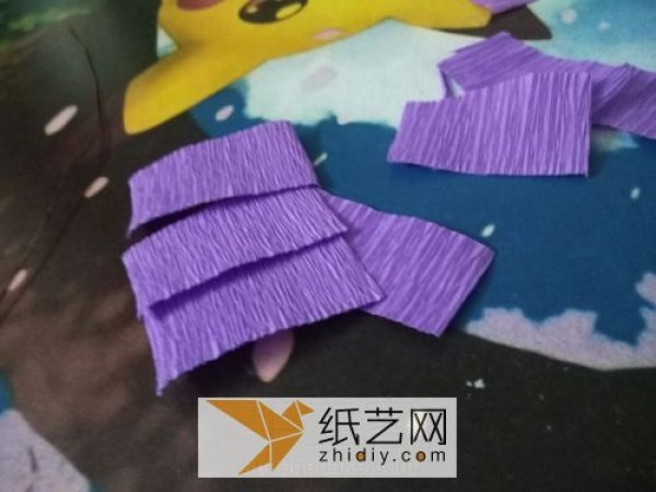 Tutorial on how to make lavender flowers from crepe paper. Real pictures to teach you how to make paper flowers.