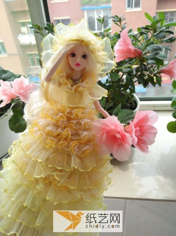 Make a beautiful wedding dress for your doll as a wedding gift for your friends