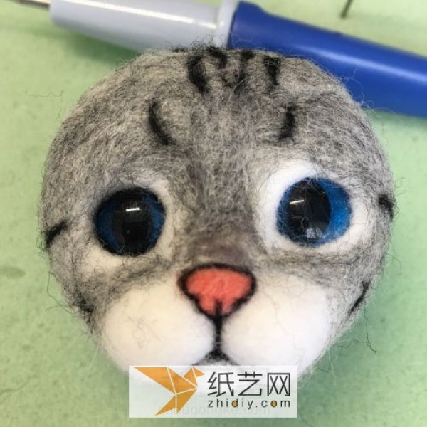 Tutorial on how to make a kitten using wool felt poking fun with an innocent face. Use it as a New Year’s gift in the New Year.