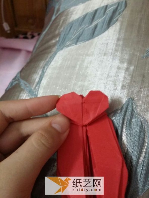 Actual pictures teach you step by step how to make origami devil heart Valentines Day gift handmade tutorial