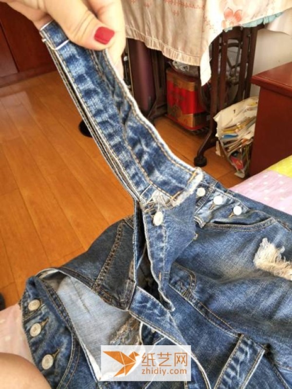 Use discarded jeans to transform them into beautiful and fashionable ripped jeans