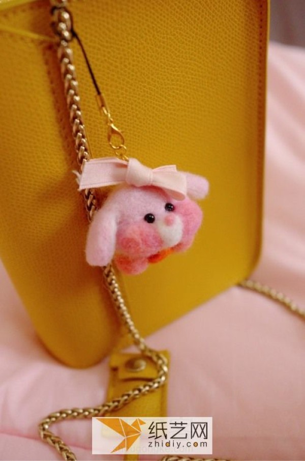 A hyaluronic acid duck wool felt pendant wearing a bunny hat. This Christmas gift is super cute.