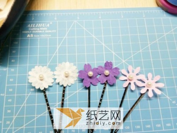 Tutorial on original handmade paper flower hairpins and headbands, including how to fold origami bows