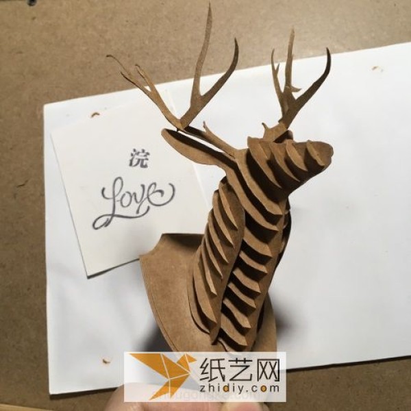 Tutorial on turning waste into treasure and making a Christmas cardboard deer head wall hanging. DIY delivery box recycling